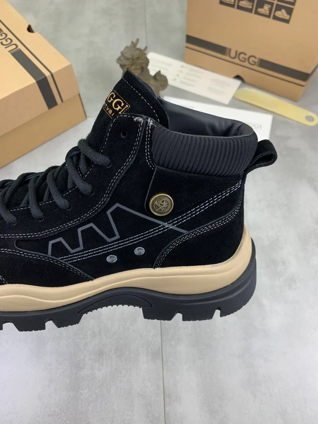 Men's men's shoes 💰P620 New arrival 🆕🆕🆕 IUGGI men's British retro Martin boots Winter new men's outdoor hiking boots First layer of cowhide on the outside and wool on the inside Comfortable and warm sole Rubber outsole Non-slip and firm Trendy and fashionable Casual and versatile Size: 39-44 Three colors A6869